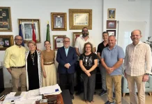 El alcalde recibe a la nueva junta de gobierno de los Moraos El equipo que vuelve a encabezar José Antonio Bernal como hermano mayor ha explicado al regidor, Joaquín Villanova, sus proyectos y algunas de las novedades que ya han aprobado para la Semana Santa del año que viene MÁS INFORMACIÓN: El alcalde de Alhaurín de la Torre, Joaquín Villanova, acompañado del edil de Actividades en El Portón y responsable de la relación con las cofradías y hermandades del municipio, Andrés García, han recibido en el Ayuntamiento a la nueva Junta de Gobierno de la Real Hermandad de Nuestro Padre Jesús Nazareno del Paso y María Santísima de los Dolores, los Moraos, salida de las elecciones celebradas el pasado mes de julio en el seno de la hermandad y que revalidó por tercera vez a José Antonio Bernal Herrera como hermano mayor. El pasado 15 de septiembre, coincidiendo con la Onomástica de la Virgen de los Dolores, tomaron posesión de su cargo y ahora han mantenido este encuentro con las autoridades para exponerles sus proyectos, coordinar actividades futuras y preparar todo lo relativo de cara a la Semana Santa de 2026 que está a la vuelta de la esquina y en la que los Moraos presentarán novedades importantes, como una nueva cruz para el Nazareno o las túnicas que lucirán los portadores de ambos tronos tras su aprobación por los hermanos en Cabildo General.