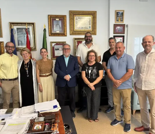 El alcalde recibe a la nueva junta de gobierno de los Moraos El equipo que vuelve a encabezar José Antonio Bernal como hermano mayor ha explicado al regidor, Joaquín Villanova, sus proyectos y algunas de las novedades que ya han aprobado para la Semana Santa del año que viene MÁS INFORMACIÓN: El alcalde de Alhaurín de la Torre, Joaquín Villanova, acompañado del edil de Actividades en El Portón y responsable de la relación con las cofradías y hermandades del municipio, Andrés García, han recibido en el Ayuntamiento a la nueva Junta de Gobierno de la Real Hermandad de Nuestro Padre Jesús Nazareno del Paso y María Santísima de los Dolores, los Moraos, salida de las elecciones celebradas el pasado mes de julio en el seno de la hermandad y que revalidó por tercera vez a José Antonio Bernal Herrera como hermano mayor. El pasado 15 de septiembre, coincidiendo con la Onomástica de la Virgen de los Dolores, tomaron posesión de su cargo y ahora han mantenido este encuentro con las autoridades para exponerles sus proyectos, coordinar actividades futuras y preparar todo lo relativo de cara a la Semana Santa de 2026 que está a la vuelta de la esquina y en la que los Moraos presentarán novedades importantes, como una nueva cruz para el Nazareno o las túnicas que lucirán los portadores de ambos tronos tras su aprobación por los hermanos en Cabildo General.