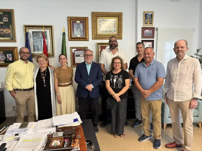 Moraosimage00005_10_23_2025 El equipo que vuelve a encabezar José Antonio Bernal como hermano mayor ha explicado al regidor, Joaquín Villanova, sus proyectos y algunas de las novedades que ya han aprobado para la Semana Santa del año que viene MÁS INFORMACIÓN: El alcalde de Alhaurín de la Torre, Joaquín Villanova, acompañado del edil de Actividades en El Portón y responsable de la relación con las cofradías y hermandades del municipio, Andrés García, han recibido en el Ayuntamiento a la nueva Junta de Gobierno de la Real Hermandad de Nuestro Padre Jesús Nazareno del Paso y María Santísima de los Dolores, los Moraos, salida de las elecciones celebradas el pasado mes de julio en el seno de la hermandad y que revalidó por tercera vez a José Antonio Bernal Herrera como hermano mayor. El pasado 15 de septiembre, coincidiendo con la Onomástica de la Virgen de los Dolores, tomaron posesión de su cargo y ahora han mantenido este encuentro con las autoridades para exponerles sus proyectos, coordinar actividades futuras y preparar todo lo relativo de cara a la Semana Santa de 2026 que está a la vuelta de la esquina y en la que los Moraos presentarán novedades importantes, como una nueva cruz para el Nazareno o las túnicas que lucirán los portadores de ambos tronos tras su aprobación por los hermanos en Cabildo General.