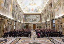 El Papa León XIV recibe a una comitiva de Alhaurín de la Torre por el XX aniversario de la banda de los Moraos