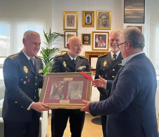 La Pollinica refuerza su vínculo con la Policía Nacional de cara al Domingo de Ramos en Alhaurín de la Torre