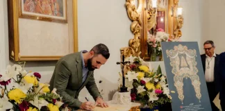 El Grupo Parroquial del Rocío firma la hechura de su futuro simpecado