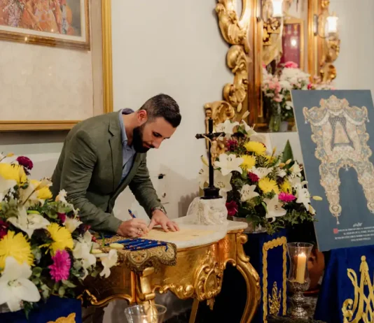 El Grupo Parroquial del Rocío firma la hechura de su futuro simpecado