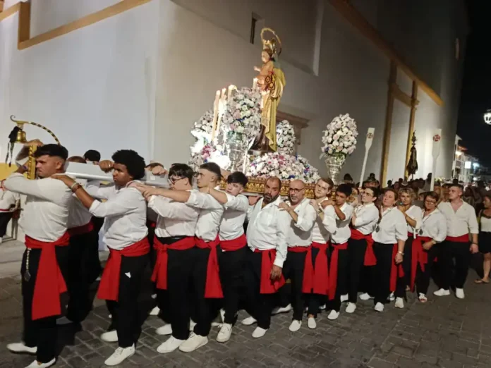 La Virgen del Carmen vuelve a emocionar a Alhaurín de la Torre en el Barrio Viejo